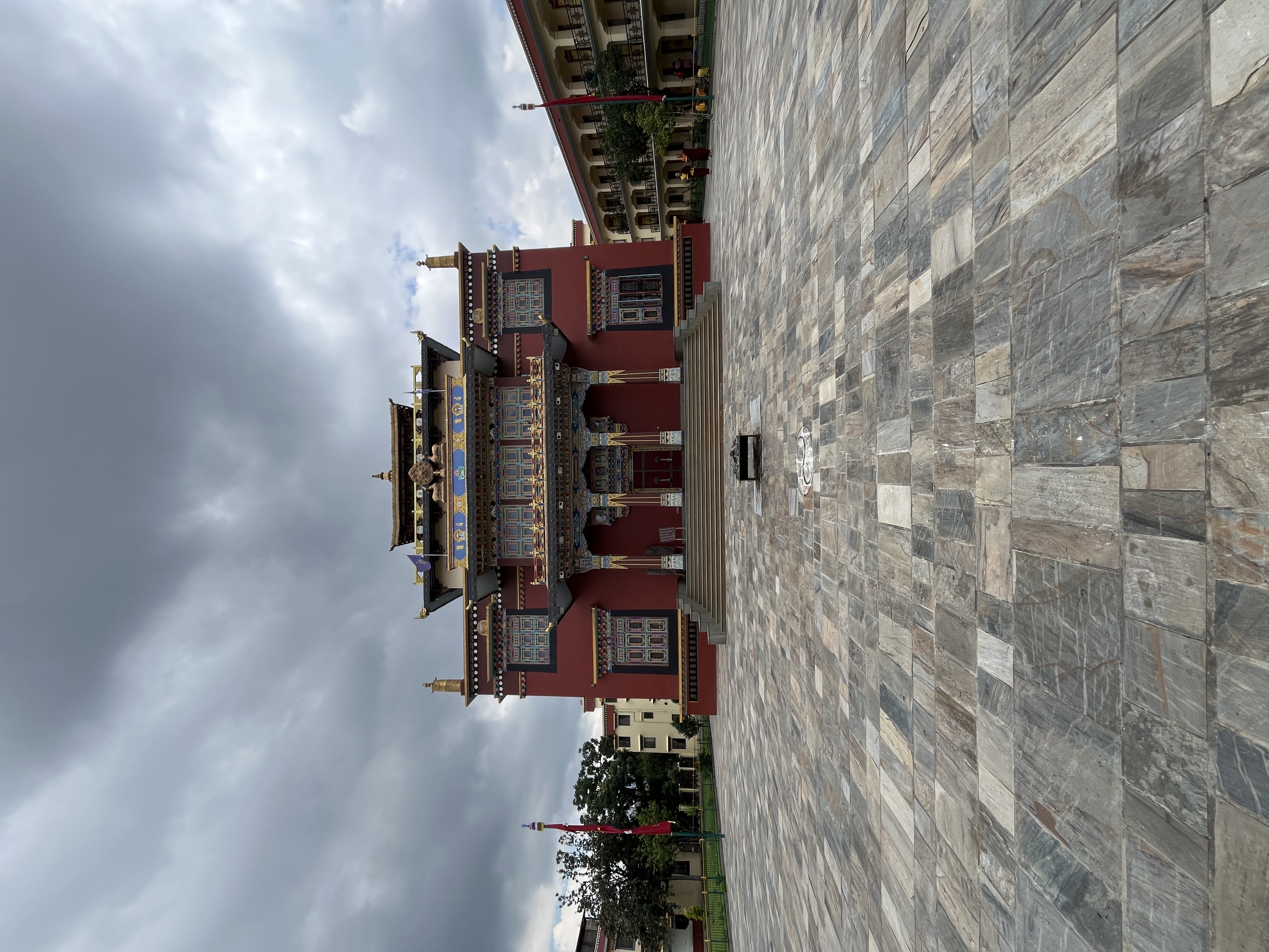 de tempel waar monnikken in bidden